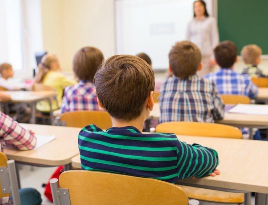 റെസിഡൻഷ്യൽ മേഖലകളിലെ സ്വകാര്യ സ്കൂളുകൾക്ക് പൂട്ടുവീഴും: 2027-2028 അധ്യയന വർഷത്തോടെ ലൈസൻസുകൾ റദ്ദാക്കും