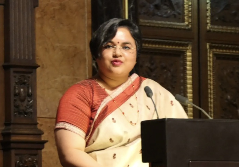 പുതുതായി നിയമിതയായ ഇന്ത്യൻ അംബാസഡർ പരമിത ത്രിപാഠി കുവൈത്തിലെത്തി; ഉടൻ ചുമതലയേൽക്കും 