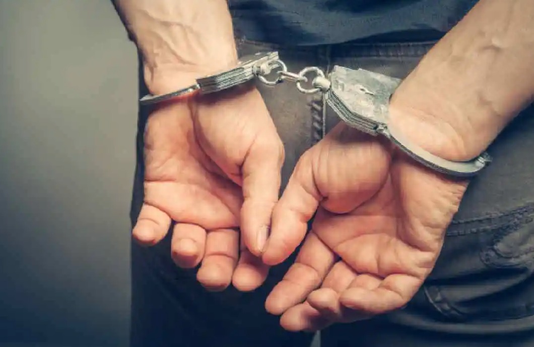 സാൽമിയയിൽ അമിതമായി മദ്യപിച്ച് എതിർദിശയിൽ വാഹനമോടിച്ച കുവൈറ്റ് പൗരൻ പിടിയിൽ: ലഹരിവസ്തുക്കൾ പിടിച്ചെടുത്തു