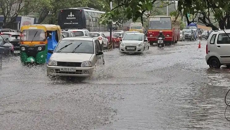 ശക്തമായ മഴ തുടരും; അടുത്ത ആഴ്ച ഈ ജില്ലകളില്‍ യെല്ലോ, ഓറഞ്ച് മുന്നറിയിപ്പുകള്‍