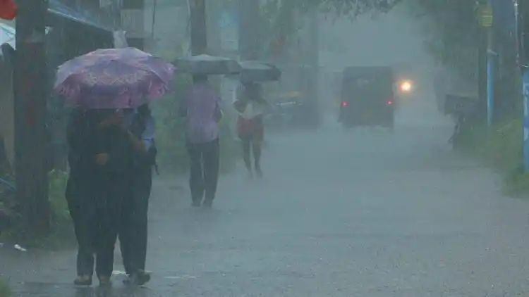 വിവിധ ജില്ലകളില്‍ മലയോര മേഖലകളില്‍ രാത്രിയാത്രാ നിരോധനം, വിനോദ സഞ്ചാര കേന്ദ്രങ്ങള്‍ അടച്ചു