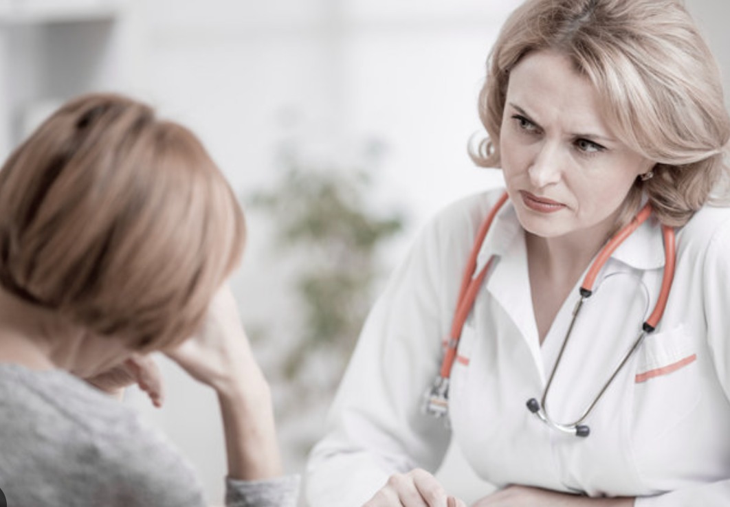 ലഹരിക്ക് അടിമപ്പെട്ടവർക്ക് ചികിത്സ തേടാം, ക്രിമിനൽ കേസില്ല: ആഭ്യന്തര മന്ത്രാലയം നിയമപരമായ വഴി വ്യക്തമാക്കുന്നു