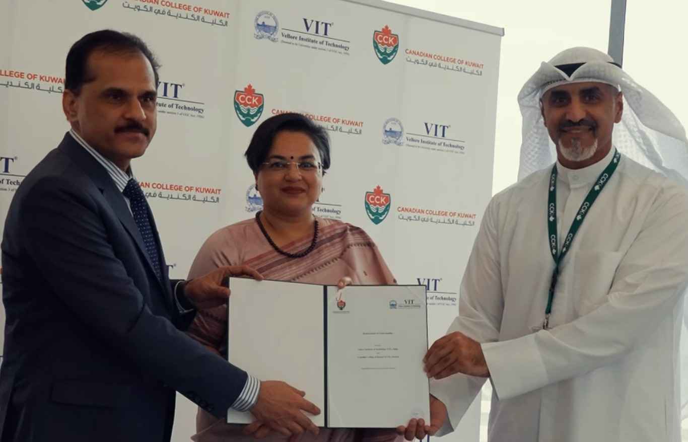 കുവൈത്ത് കനേഡിയൻ കോളേജിൽ ഇന്ത്യൻ ബുക്ക് കോർണർ, ഇന്ത്യൻ സ്ഥാനപതി പരമിത ത്രിപാഠി ഉദ്ഘാടനം ചെയ്തു