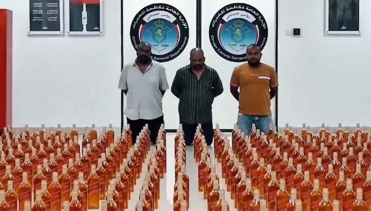 1,120 കുപ്പി മദ്യം രാജ്യത്തേക്ക് കടത്തിയ ഏഷ്യൻ സംഘം അറസ്റ്റിൽ