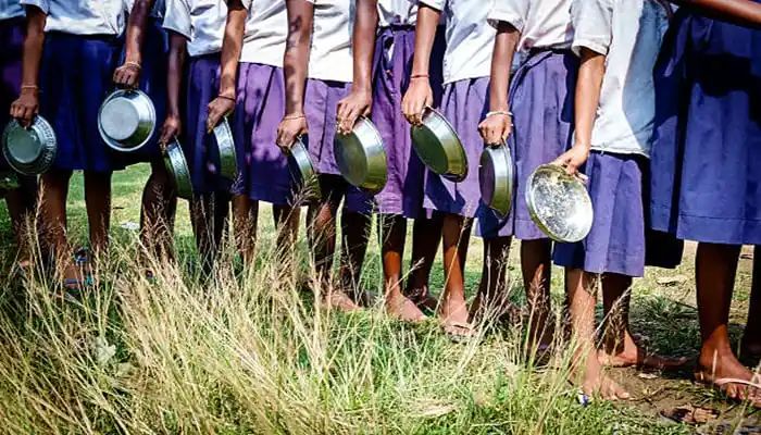 പ്രഭാത ഭക്ഷണത്തിന് പുളിയോദരയും തക്കാളിക്കറിയും, ഛര്‍ദ്ദിച്ച്‌ അവശരായ വിദ്യാര്‍ത്ഥിനികള്‍ തള‍ര്‍ന്നുവീണു