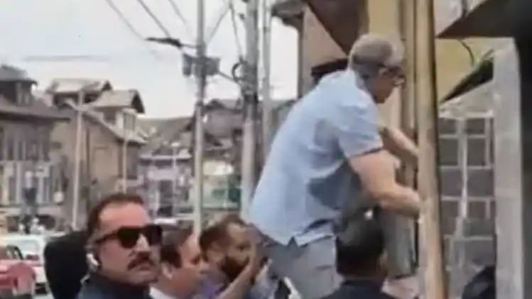 ജമ്മു കശ്മീരില്‍ നാടകീയ സംഭവങ്ങള്‍, വീട്ടുതടങ്കല്‍ മറികടന്ന് രക്തസാക്ഷി സ്മാരകത്തില്‍ പുഷ്പാര്‍ച്ച നടത്തി ഒമര്‍ അബ്ദുള്ള