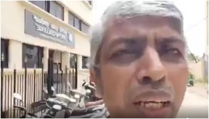 മാതൃഭാഷയില്‍ ക്ലാസില്‍ സംസാരിച്ച അധ്യാപകന്‍റെ പണി പോയി; വൻ വിവാദവും പ്രതിഷേധവും, തിരിച്ചെടുത്ത് തലയൂരി കോളജ്
