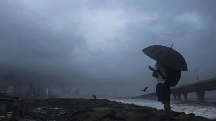 ഇരട്ട ന്യൂനമര്‍ദ്ദം, ശക്തമായ പടിഞ്ഞാറൻ കാറ്റ് ; മഴ തുടരും; ഓറഞ്ച് അലര്‍ട്ട്
