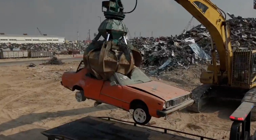 അപകടകരമായും ഗുരുതര ട്രാഫിക് നിയമലംഘനവും നടത്തുന്ന ഡ്രൈവർമാരുടെ വാഹനങ്ങൾ ക്രഷ് ചെയ്യാൻ ആരംഭിച്ച് കുവൈറ്റ് ആഭ്യന്തര മന്ത്രാലയം. 