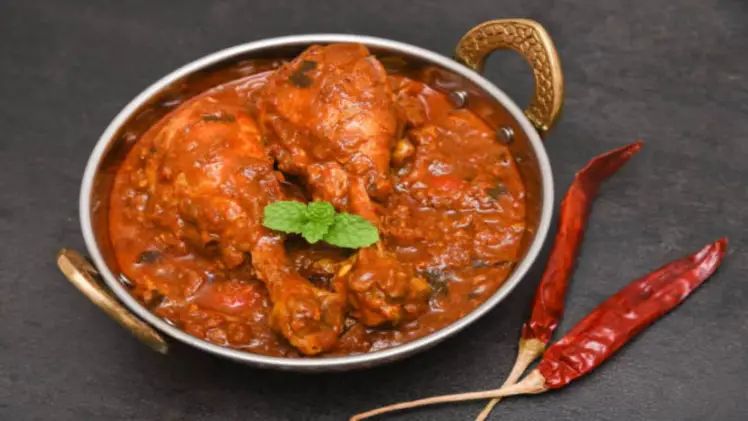 ശിവരാത്രി ദിവസം കാന്റീനില്‍ കോഴിക്കറി വിളമ്ബിയ വിദ്യാര്‍ത്ഥിയെ പുറത്താക്കി സ‍ര്‍വകലാശാല, മെസ് സെക്രട്ടറിക്ക് പിഴ