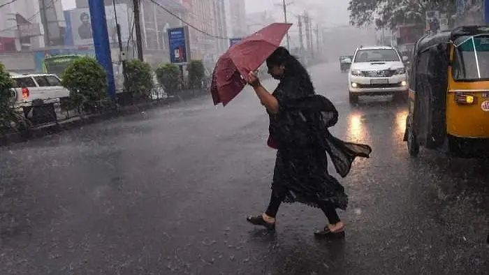 കനത്ത മഴ, ഇടിമിന്നല്‍ തുടരും; 4 ജില്ലകളില്‍ ഓറഞ്ച്, എട്ടിടത്ത് യെല്ലോ മുന്നറിയിപ്പ്; കടലാക്രമണ സാധ്യത