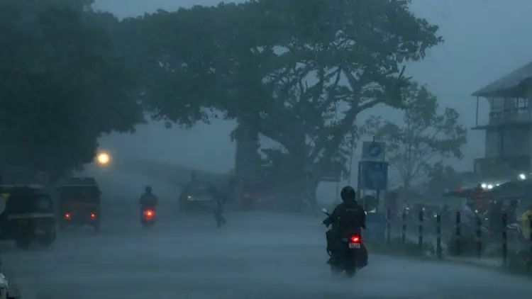 ന്യൂനമര്‍ദ്ദപാത്തിയും ചക്രവാതച്ചുഴിയും; കേരളത്തില്‍ മഴ തുടരും, ഉയര്‍ന്ന തിരമാല മുന്നറിയിപ്പ്