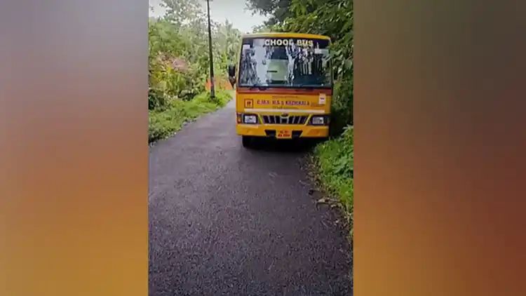 മദ്യപിച്ച്‌ സ്‌കൂള്‍ ബസ് ഓടിച്ച ഡ്രൈവര്‍ കസ്റ്റഡിയില്‍; കുട്ടികളെ സ്‌കൂളിലെത്തിച്ചത് പൊലീസ്