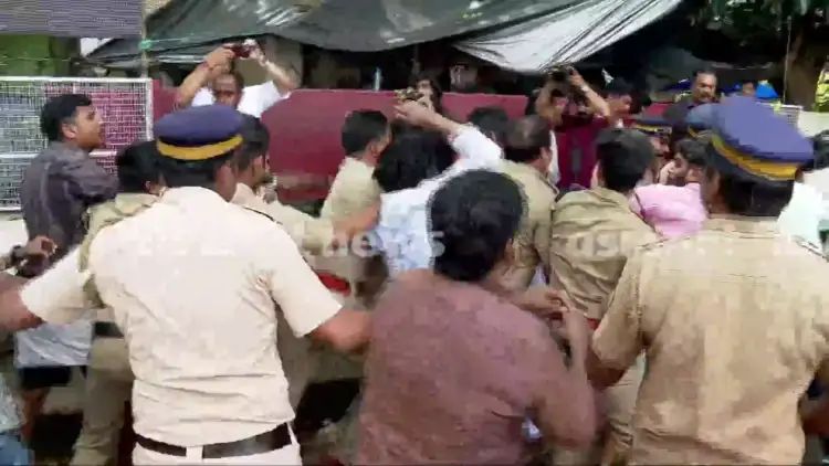 ഭാരതാംബ വിവാദത്തില്‍ തെരുവില്‍ തല്ല്: തമ്മിലടിച്ചത് എസ്‌എഫ്‌ഐയും യുവമോര്‍ച്ചയും; സംഘര്‍ഷം കോഴിക്കോട്