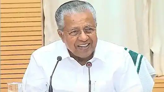മൈക്ക് കാണുമ്ബോള്‍ എന്തും വിളിച്ച്‌ പറയരുത്; എംവി ഗോവിന്ദനെതിരെ മുഖ്യമന്ത്രി