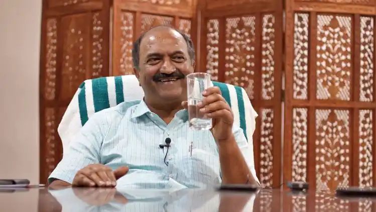തദ്ദേശ സ്ഥാപനങ്ങള്‍ക്ക് 335 കോടി രൂപ കൂടി അനുവദിച്ച്‌ സര്‍ക്കാര്‍; ആരോഗ്യകേന്ദ്രങ്ങളുടെ ശാക്തീകരണം ലക്ഷ്യം