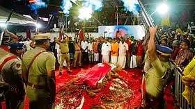 വിഎസിന്റെ പോരാട്ടജീവിതവുമായി ലയിച്ചുചേര്‍ന്ന വലിയ ചുടുകാട്; പുന്നപ്ര വയലാന്‍ രക്തസാക്ഷികള്‍ക്കൊപ്പം അന്ത്യവിശ്രമം