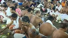 പിതൃസ്മരണയില്‍ ഇന്ന് കര്‍ക്കടക വാവ്; ക്ഷേത്രങ്ങളിലും സ്‌നാന ഘട്ടങ്ങളിലും വിശ്വാസികളുടെ തിരക്ക്