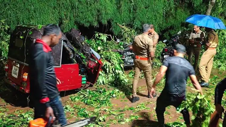 സംസ്ഥാനത്ത് മഴ കനത്തു; ജില്ലകളില്‍ നിയന്ത്രണങ്ങള്‍, കണ്ണൂരും കാസര്‍കോടും റെഡ് അലര്‍ട്ട്; 9 ജില്ലകളില്‍ ഓറഞ്ച്