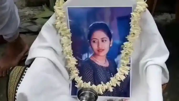 മകള്‍ അന്യമതത്തില്‍പ്പെട്ട ആള്‍ക്കൊപ്പം ഒളിച്ചോടി വിവാഹം കഴിച്ചു; പെണ്‍കുട്ടിയുടെ 