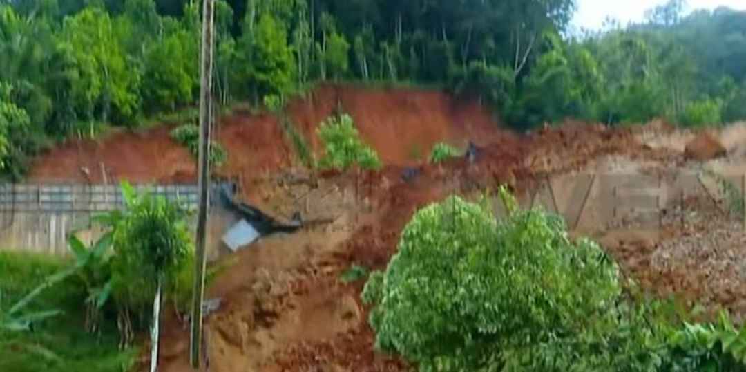 ദേശീയപാത നിർമാണത്തിലെ അശാസ്ത്രീയത: അടിമാലിയില്‍ മണ്ണിടിച്ചിൽ