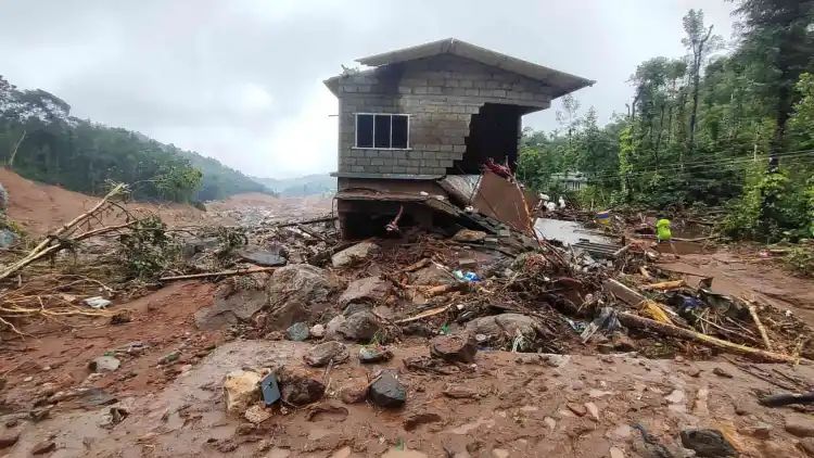 വയനാട് ദുരന്തം: പുന്നപ്പുഴയിലെ അവശിഷ്ടങ്ങള്‍ നീക്കം ചെയ്യും, ചുമതല ഊരാളുങ്കലിന്