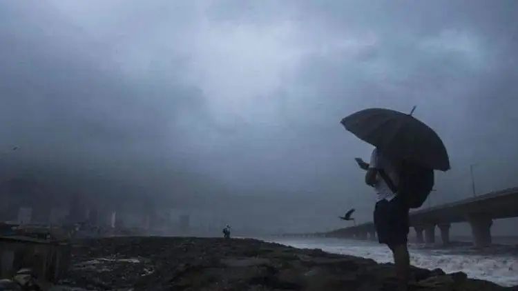മലയോര മേഖലകളിലേയ്ക്കുള്ള വിനോദ സഞ്ചാരം ഒഴിവാക്കണം, ബീച്ചുകളില്‍ സെല്‍ഫി പാടില്ല; നിര്‍ദേശങ്ങളുമായി എറണാകുളം ജില്ലാ കലക്ടര്‍