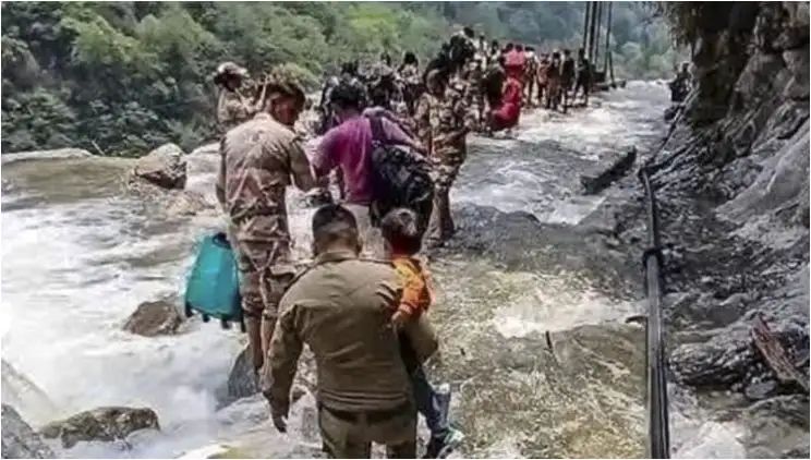 കനത്ത മഴയില്‍ ലാചുംഗില്‍ കുടുങ്ങിയ 1678 വിനോദസഞ്ചാരികളെ രക്ഷിച്ചു, മറ്റുള്ളവര്‍ക്കായി രക്ഷാപ്രവര്‍ത്തനം തുടരുന്നു