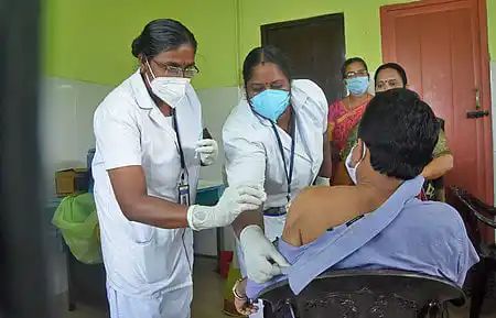 40 ദിവസത്തിനുള്ളില്‍ ഹൃദയാഘാതം മൂലം21 മരണം, കോവിഡ് വാക്സിനെതിരെ സിദ്ധരാമയ്യ;ബന്ധമില്ലെന്ന് കേന്ദ്രം