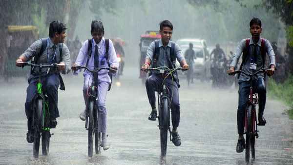 ചുഴലിക്കാറ്റ്: തമിഴ്‌നാട്ടില്‍ കനത്തമഴയ്ക്ക് സാധ്യത, ഒന്‍പത് ജില്ലകളില്‍ സ്‌കൂളുകള്‍ക്ക് അവധി, രണ്ടിടത്ത് റെഡ് അലര്‍ട്ട്