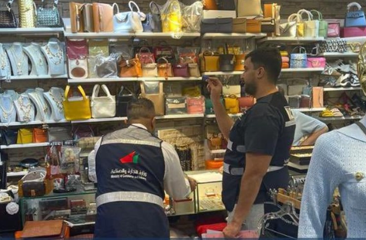 ഹവല്ലിയിൽ വൻ റെയ്ഡ്; 3,602 വ്യാജ ഉൽപ്പന്നങ്ങൾ പിടിച്ചെടുത്തു