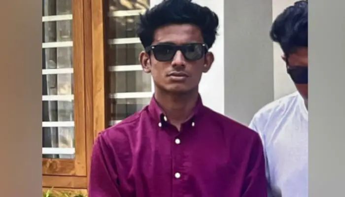 കൂട്ടുകാര്‍ക്കൊപ്പം കടപ്പുറത്തുള്ള പാറയുടെ മുകളില്‍ നില്‍ക്കുമ്ബോള്‍ തിരയടിച്ചു താഴെ വീണു; യുവാവിന്റെ മൃതദേഹം കണ്ടെത്തി