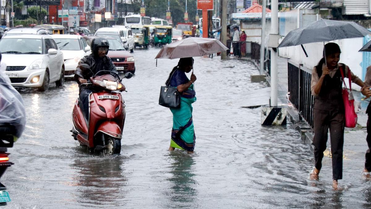കേരളത്തില്‍ മഴ കനക്കും; മുഴുവന്‍ ജില്ലകളിലും മഴ മുന്നറിയിപ്പ്; ആറ് ജില്ലകളില്‍ ഓറഞ്ച് അലേര്‍ട്ട്