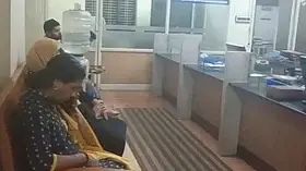 ഇരിക്കൂര്‍ സഹകരണ ബാങ്ക് തിരിമറി; രാത്രി 12 വരെ കുത്തിയിരുന്ന് നിക്ഷേപകരുടെ പ്രതിഷേധം