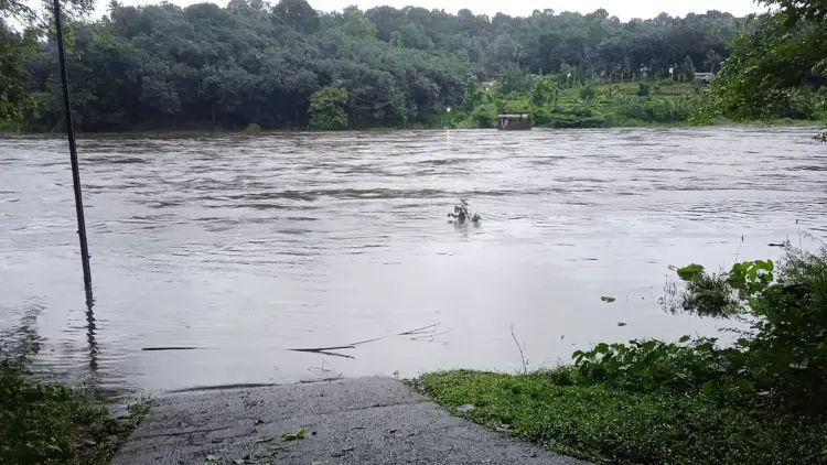 മൂന്ന് ദിവസം കൂടി അതിതീവ്രമഴ, വെള്ളിയാഴ്ച ആറു ജില്ലകളില്‍ റെഡ് അലര്‍ട്ട്; അഞ്ചു ജില്ലകളില്‍ പ്രളയ സാധ്യത മുന്നറിയിപ്പ്