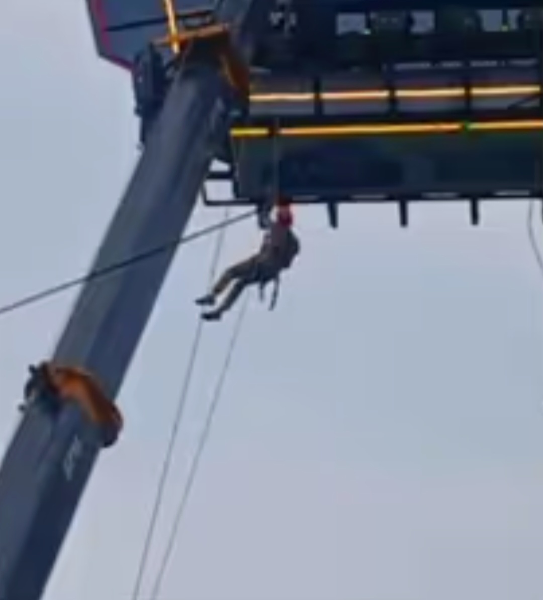 സ്കൈ ഡൈനിങ്ങിൽ കുടുങ്ങിയ വിനോദ സഞ്ചാരികളെ താഴെയെത്തിച്ചു