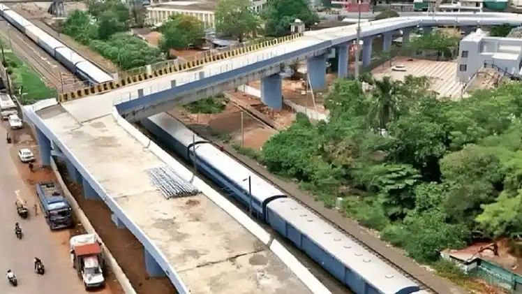 90 ഡിഗ്രി വളവില്‍ റെയില്‍വെ മേല്‍പാലം; മധ്യപ്രദേശ് പിഡബ്ല്യൂഡി എന്‍ജിനീയര്‍മാര്‍ക്ക് കൂട്ട സസ്‌പെന്‍ഷന്‍, നിര്‍മാണ കമ്ബനികള്‍ കരിമ്ബട്ടികയില്‍