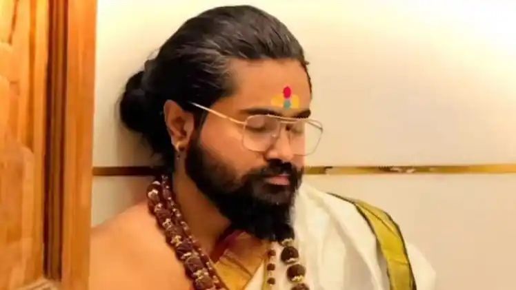 ദുര്‍മന്ത്രവാദവും ഒളിഞ്ഞു നോട്ടവും, സന്ദര്‍ശകരെ ലൈംഗികത്തൊഴിലാളികളുമായി ശാരീരിക ബന്ധത്തിന് നിര്‍ബന്ധിക്കും; ആള്‍ദൈവം അറസ്റ്റില്‍