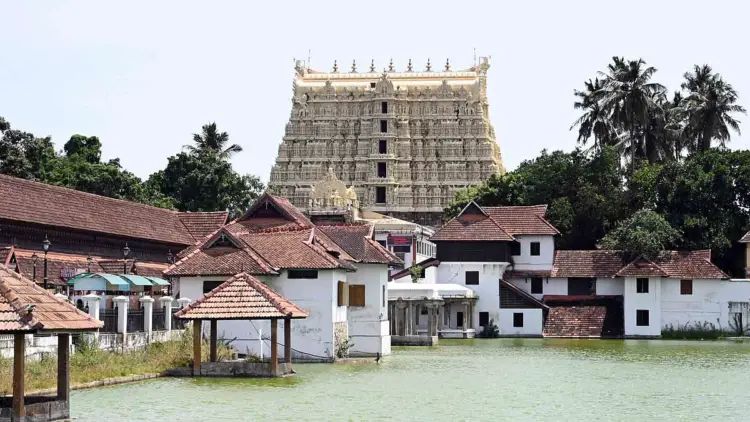 ശ്രീ പത്മനാഭസ്വാമി ക്ഷേത്രത്തിനു മുകളില്‍ ഡ്രോണ്‍ പറത്തിയത് കൊറിയന്‍ വ്ലോഗര്‍; യുവതിക്കായി തിരച്ചില്‍