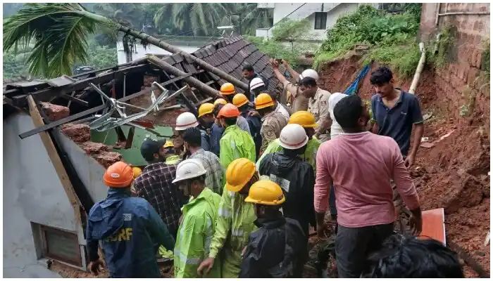 മംഗളൂരുവില്‍ മണ്ണിടിഞ്ഞ് വീണ് തകര്‍ന്ന വീടിനുള്ളില്‍ കുടുങ്ങിയ 2 കുഞ്ഞുങ്ങളും മരിച്ചു, അമ്മ അബോധാവസ്ഥയില്‍