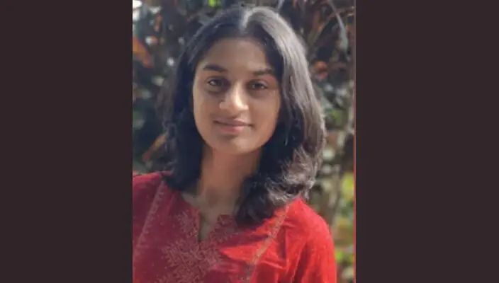 കൂട്ടുകാര്‍ക്ക് മധുരം നല്‍കി, പിന്നാലെ വിദ്യാര്‍ത്ഥിനി ഹോസ്റ്റലില്‍ മരിച്ച നിലയില്‍; പഠന ഭാരത്തെ കുറിച്ച്‌ കുറിപ്പ്