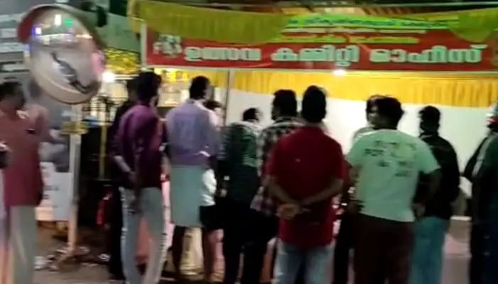 കൊല്ലത്ത് ക്ഷേത്രത്തില്‍ ഉത്സവത്തിനിടെ സംഘര്‍ഷം; ക്ഷേത്ര കമ്മിറ്റി പ്രസിഡന്റിന് ചുറ്റിക കൊണ്ട് തലയ്ക്ക് അടിയേറ്റു
