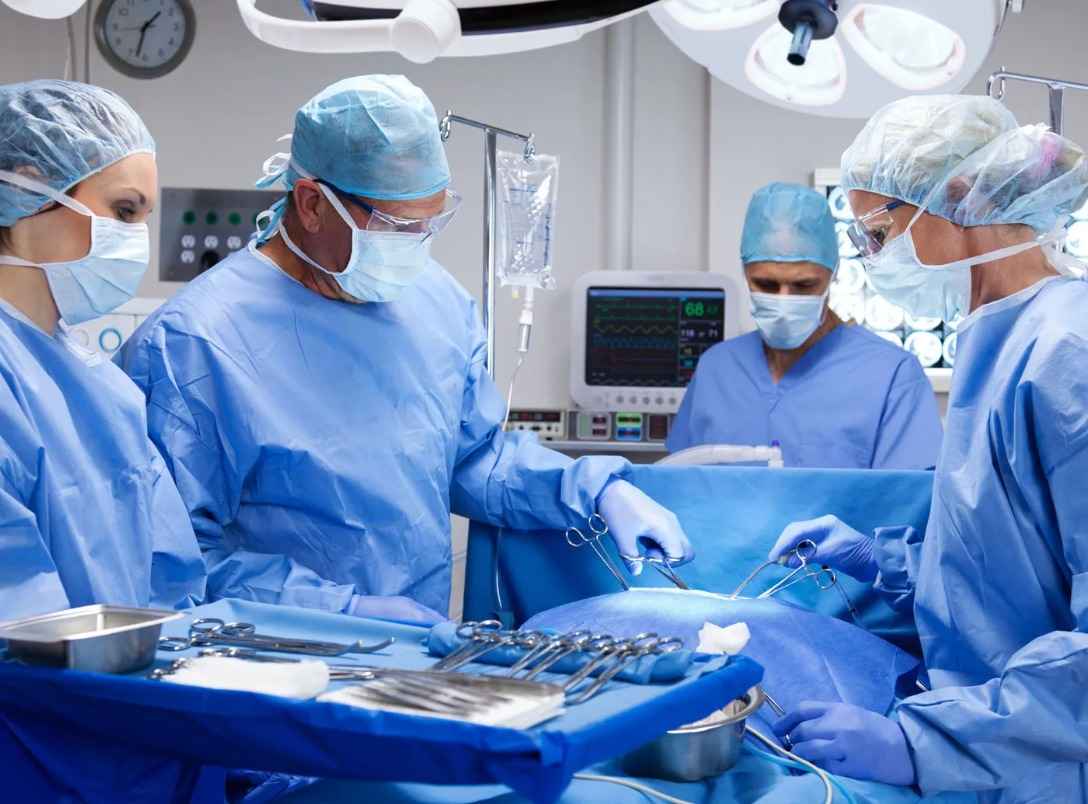 കുവൈത്തിൽ പുതിയ മെഡിക്കൽ നേട്ടം: രണ്ട് ആശുപത്രികളിൽ നിന്ന് വിദൂര റോബോട്ടിക് ശസ്ത്രക്രിയയിലൂടെ ഒരേസമയം രണ്ട് ഓപ്പറേഷനുകൾ നടത്തി