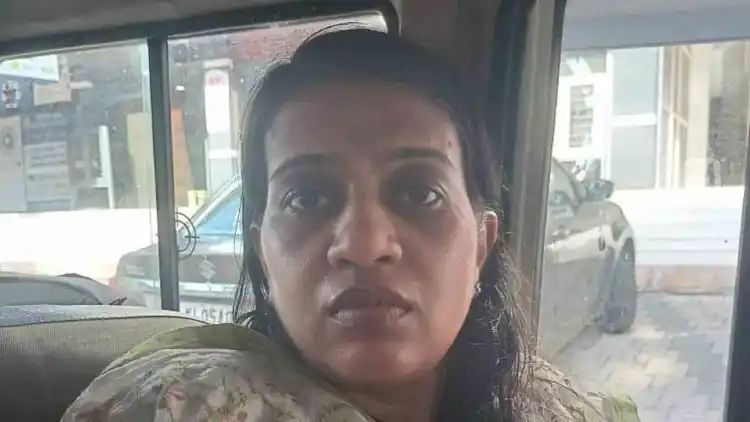 സൗഹൃദംസ്ഥാപിച്ച്‌ നഗ്‌നചിത്രം പകര്‍ത്തി ഭീഷണി; യുവാവില്‍ നിന്നും 60 ലക്ഷവും 61 പവനും തട്ടി, യുവതി കീഴടങ്ങി