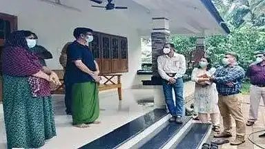 നിപ: സമ്ബര്‍ക്കപ്പട്ടികയില്‍ 383 ആളുകള്‍; അഞ്ച് പേ‌‍ര്‍ ഐസിയുവില്‍, പാലക്കാട് 4 പേര്‍ ഐസൊലേഷനില്‍