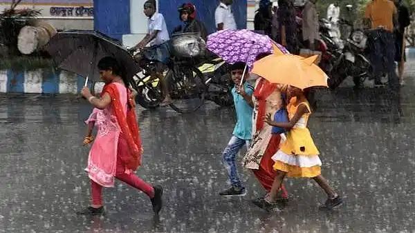 മഴ തുടരും, ശക്തമായ കാറ്റിന് സാധ്യത, ഇടിമിന്നല്‍ മുന്നറിയിപ്പ്; കള്ളക്കടല്‍ ജാഗ്രതാ നിര്‍ദേശം