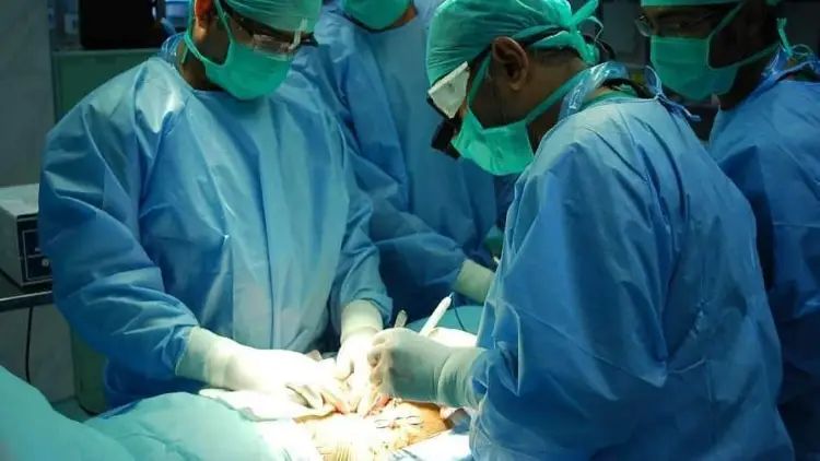 അടിവയറ്റിലെ കൊഴുപ്പ് നീക്കാന്‍ ശസ്ത്രക്രിയ, പിന്നാലെ അണുബാധ; യുവതിയുടെ 9 വിരലുകള്‍ മുറിച്ചുമാറ്റി, കേസ്