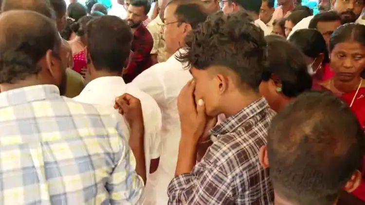 കണ്ണീരോടെ വഴിക്കടവ്; അനന്തുവിന് അന്ത്യാഞ്ജലി അര്‍പ്പിച്ച്‌ നാട്, പൊട്ടിക്കരഞ്ഞ് ബന്ധുക്കളും കൂട്ടുകാരും