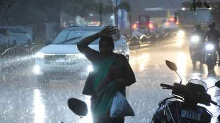 ഒറ്റപ്പെട്ട ശക്തമായ മഴയ്ക്ക് സാധ്യത; ഇടിമിന്നല്‍ മുന്നറിയിപ്പ്