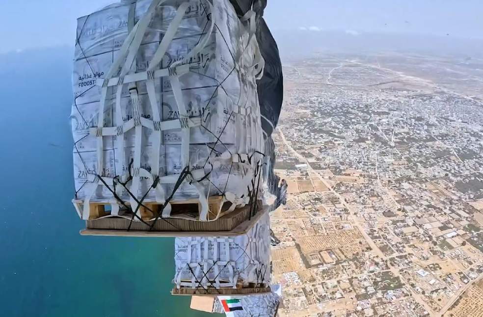 UAE Completes 67th Gaza Aid Airdrop Under Birds of Goodness Initiative
